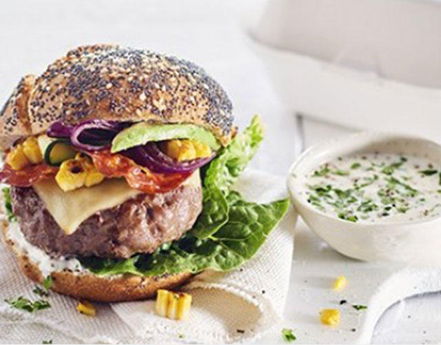 Hamburgers met avocado, chorizo en oude kaas | Naar recept