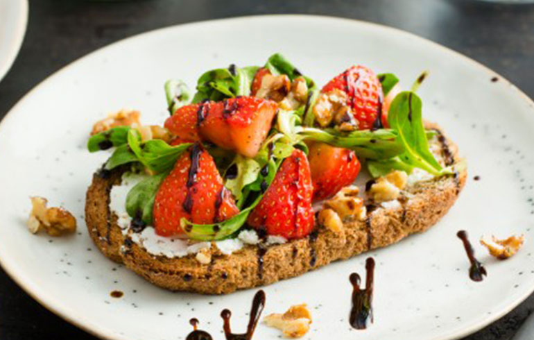 Broodje aardbeiensalade met balsamico azijn | Naar recept
