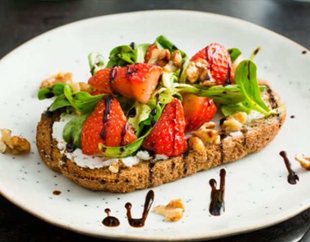 Broodje aardbeiensalade met balsamico azijn | Naar recept