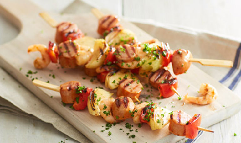Surf ‘n turf-spies met worst en garnalen | Naar recept