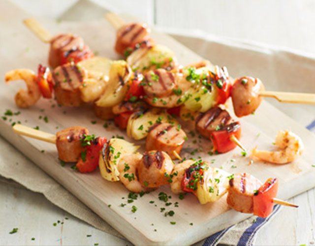 Surf ‘n turf-spies met worst en garnalen | Naar recept
