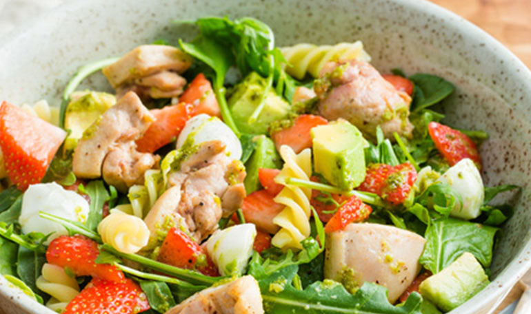Pastasalade met aardbeien, kip, mozzarella en spinazie | Naar recept