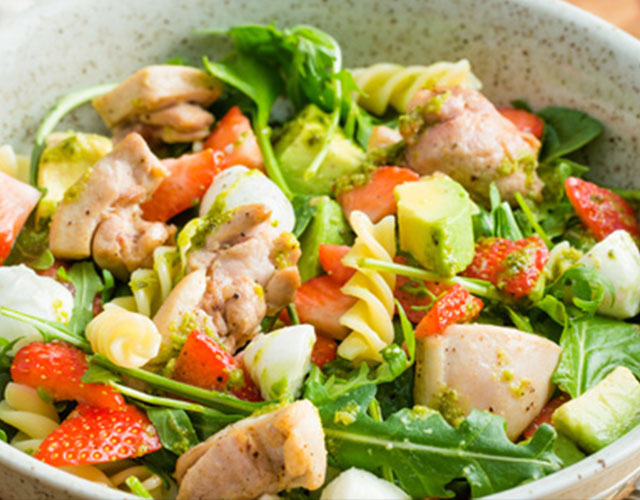 Pastasalade met aardbeien, kip, mozzarella en spinazie | Naar recept