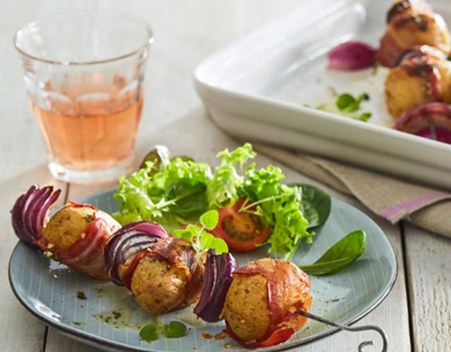 Aardappel-spiesjes met spek en rode ui | Naar recept