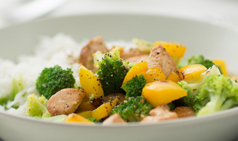 Broccoliroerbak met kip, paprika & honing | Bekijk recept