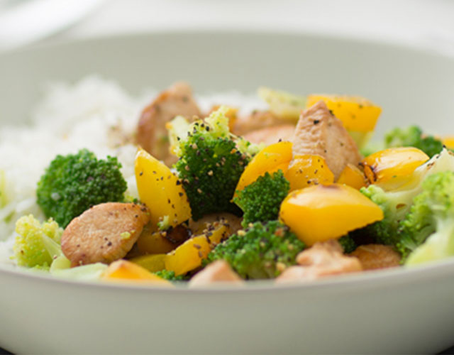 Broccoliroerbak met kip, paprika & honing | Bekijk recept