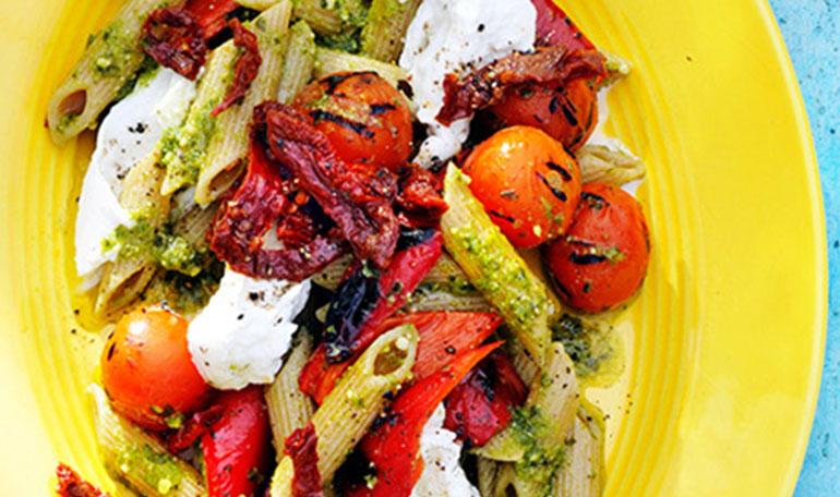 Pasta met paprika, pesto en mozzarella | Naar recept