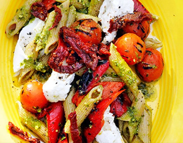 Pasta met paprika, pesto en mozzarella | Naar recept