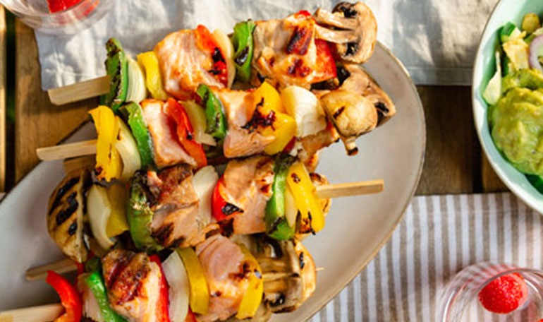 Gegrilde zalmspies met groenten | Naar recept