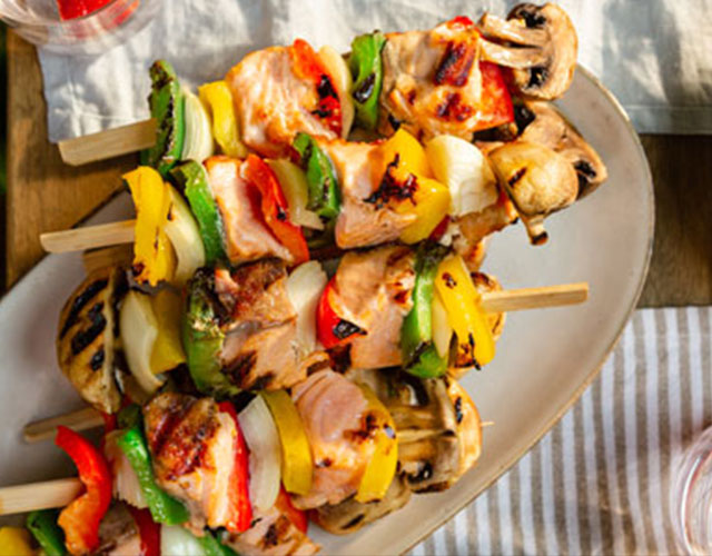 Gegrilde zalmspies met groenten | Naar recept