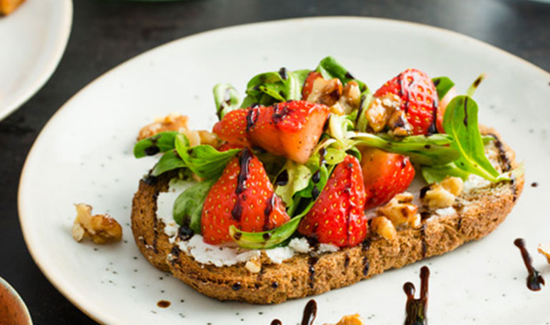 Broodje aardbeiensalade met balsamico azijn | Naar recept