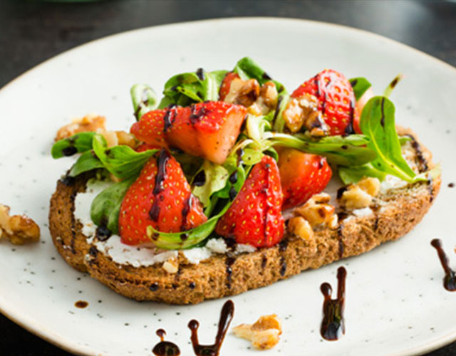 Broodje aardbeiensalade met balsamico azijn | Naar recept