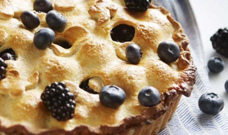Classic American pie met bramen en bessen | Naar recept