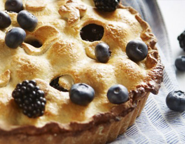 Classic American pie met bramen en bessen | Naar recept