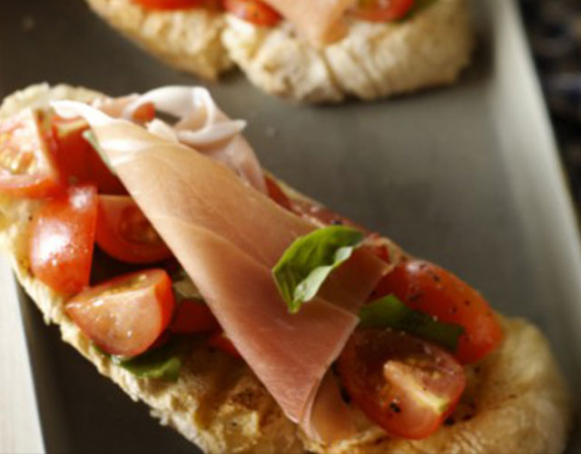 Bruschetta met tomaat, basilicum en parmaham | Naar recept