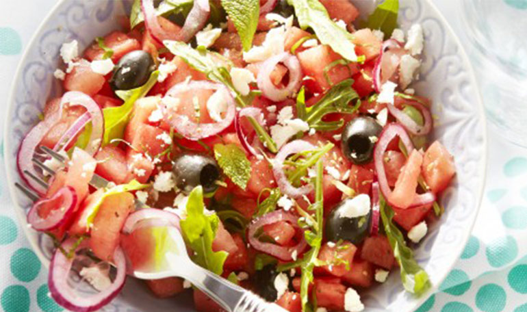 Watermeloensalade met feta en olijven | Naar recept