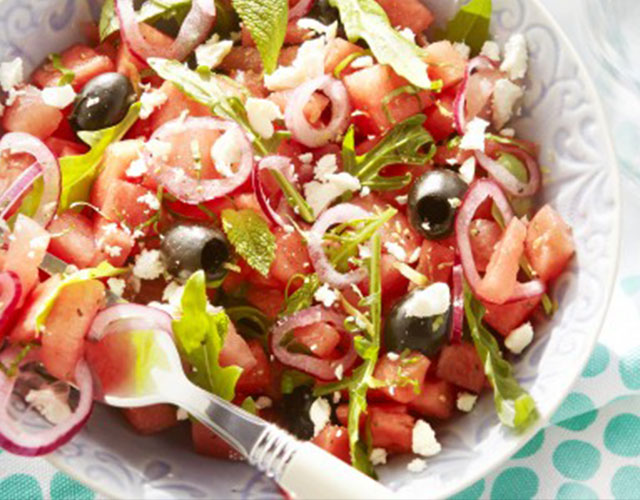 Watermeloensalade met feta en olijven | Naar recept