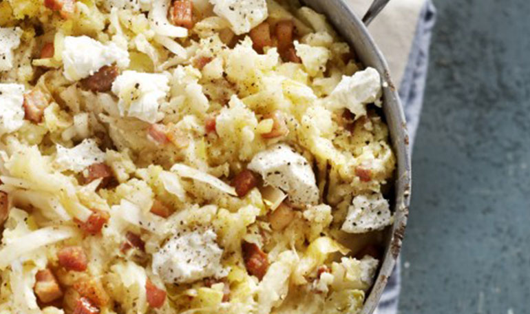 Witlofstamppot met geitenkaas en spekjes | Naar recept
