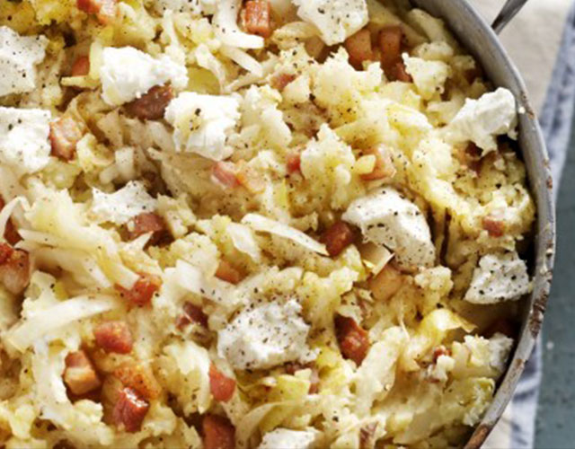 Witlofstamppot met geitenkaas en spekjes | Naar recept
