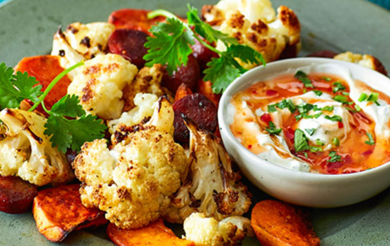 Geroosterde bloemkool met zoete-aardappelwedges | Naar recept