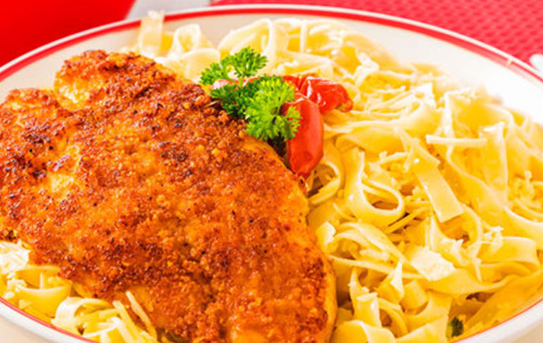 Krokante pangafilet met knoflook tagliatelle | Bekijk recept