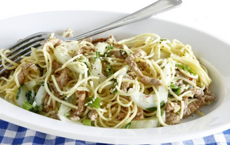 Pikante schnitzelreepjes met mie en (Pax) paksoi | Bekijk recept