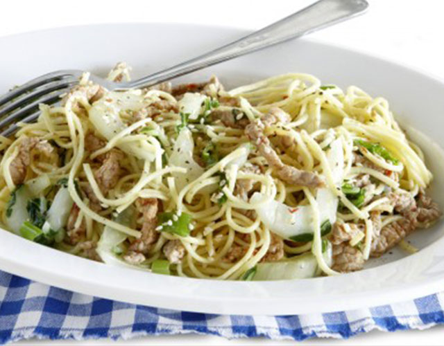Pikante schnitzelreepjes met mie en (Pax) paksoi | Bekijk recept