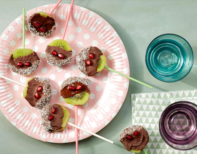 Vrolijke kiwi’s op een stokje | Bekijk recept
