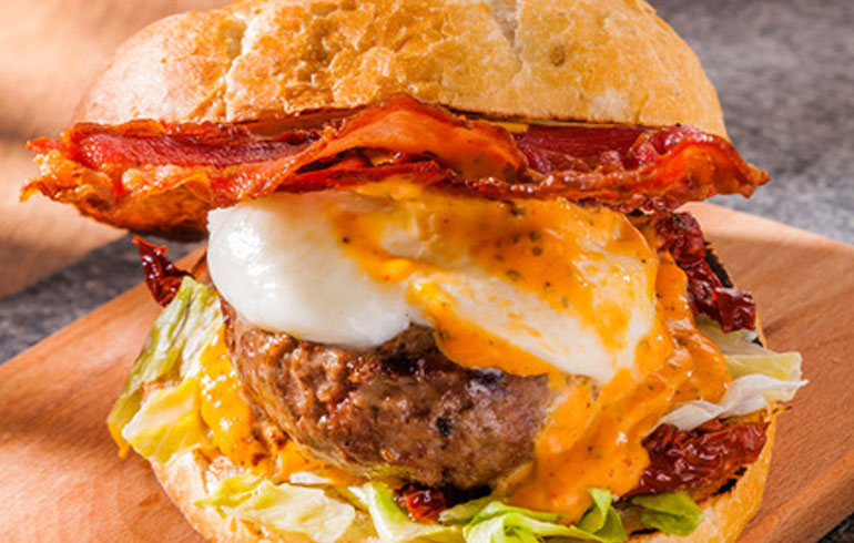 Angus burger met smokey hot cocktailsaus | Naar recept