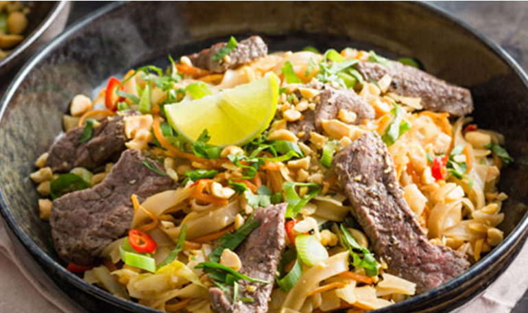 Snelle pad thai met witlof en biefstuk | Naar recept