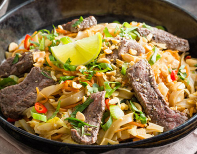 Snelle pad thai met witlof en biefstuk | Naar recept