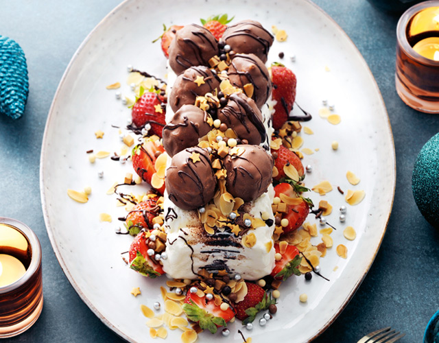 Gepimpte ijsstam met soesjes en aardbeien | Naar recept