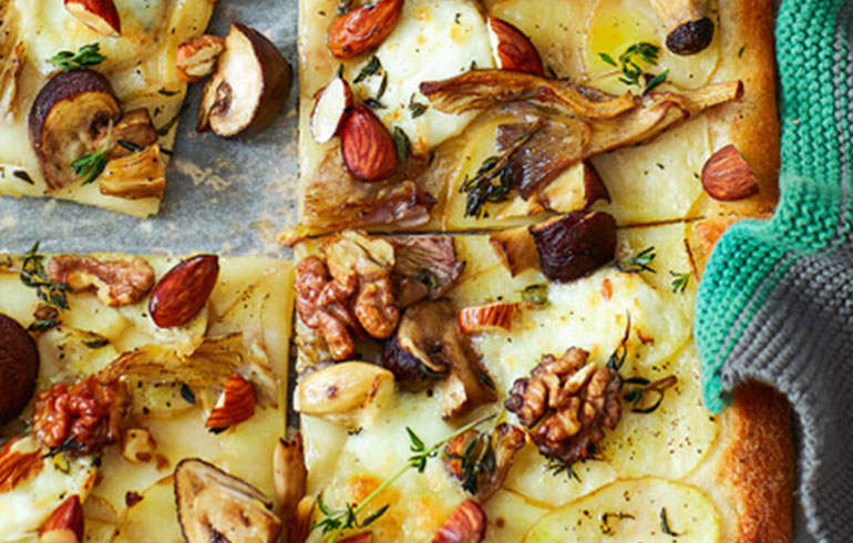 Aardappelpizza met paddenstoelen en noten | Bekijk recept