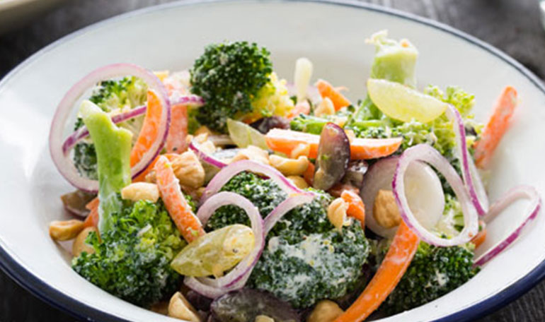 Broccolisalade met frisse yoghurtsaus | Bekijk recept