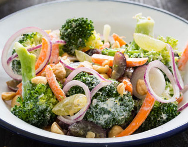 Broccolisalade met frisse yoghurtsaus | Bekijk recept