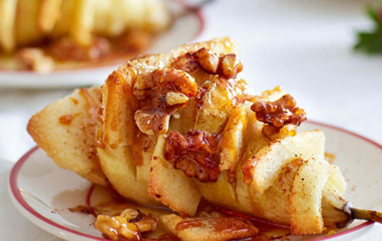 Hasselback-peer met noten, amandelspijs en kaneel | Bekijk recept