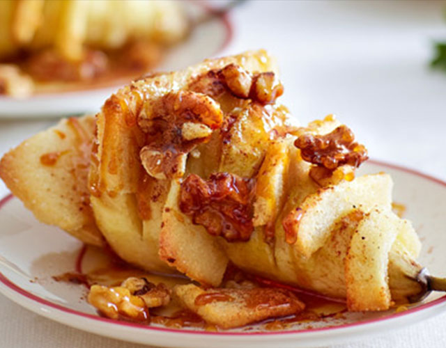 Hasselback-peer met noten, amandelspijs en kaneel | Bekijk recept