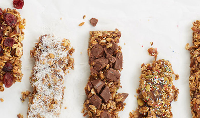Granola-speltbars met dadels en pindakaas | Bekijk recept