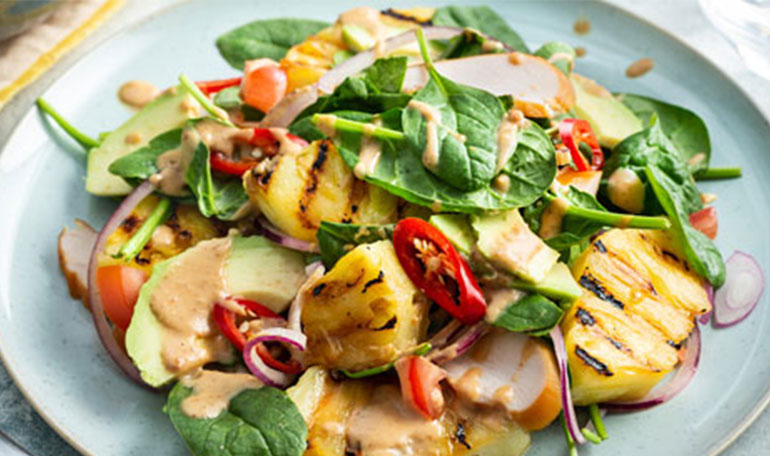 Gegrilde ananassalade met pindadressing | Bekijk recept