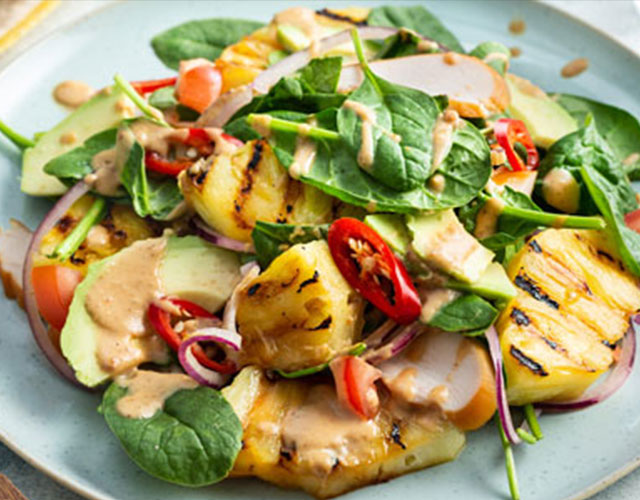 Gegrilde ananassalade met pindadressing | Bekijk recept