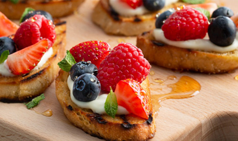 Zomerfruit bruschetta’s! | Bekijk recept