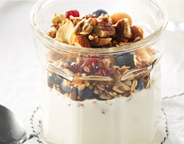 Ontbijtpotjes to-go met krokante granola | Bekijk recept