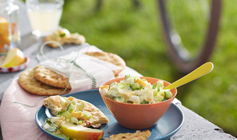 Frisse komkommer eiersalade met naanbrood | Bekijk recept