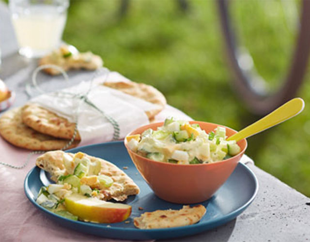 Frisse komkommer eiersalade met naanbrood | Bekijk recept