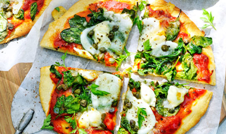 Pizza met bloemkoolbodem en 3 soorten kaas | Bekijk recept