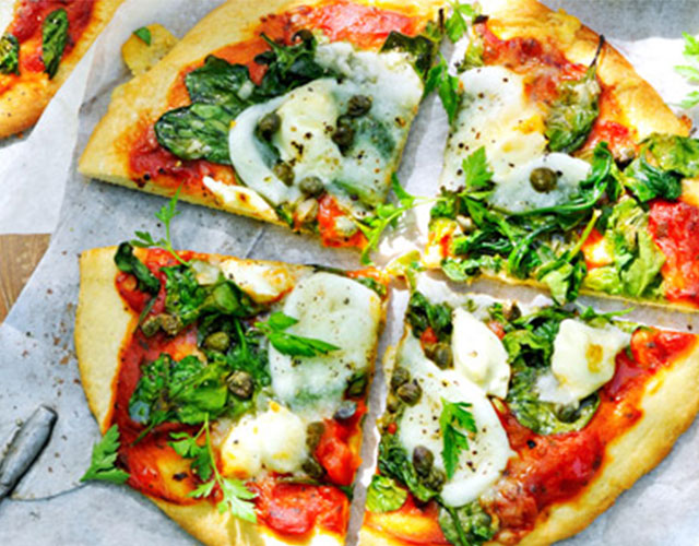 Pizza met bloemkoolbodem en 3 soorten kaas | Bekijk recept