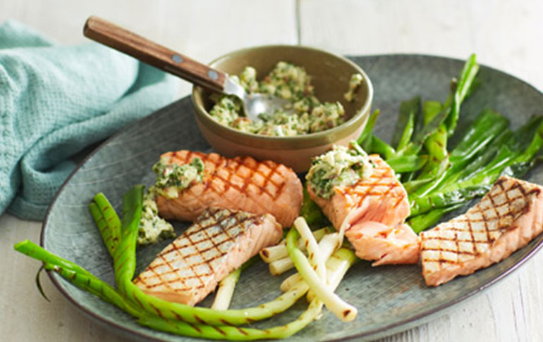 Gegrilde zalm met verrassend lekkere boter | Bekijk recept