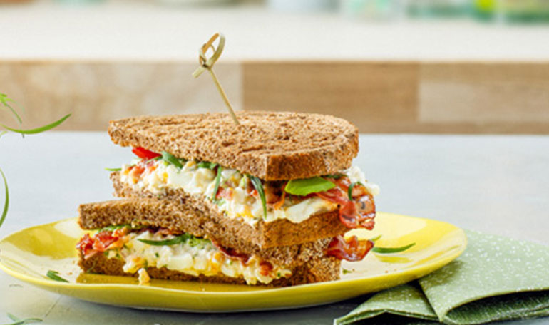 Gestapelde sandwich met verse eiersalade | Bekijk recept