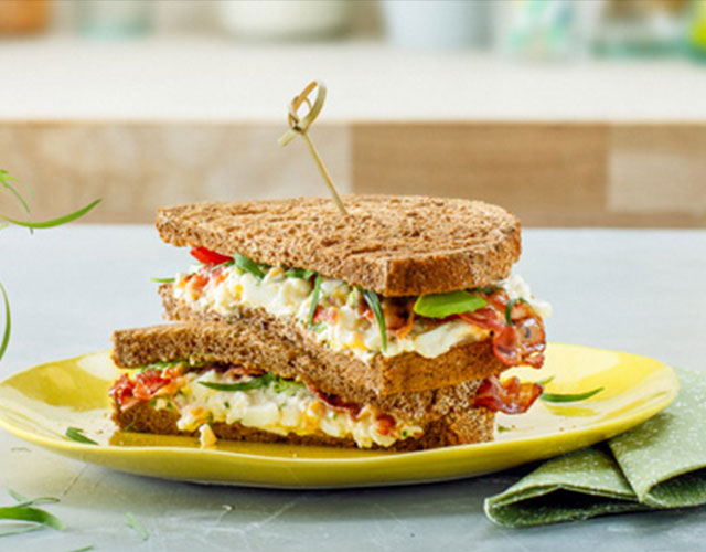 Gestapelde sandwich met verse eiersalade | Bekijk recept