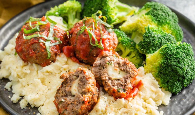 Aardappelpuree met broccoli en gehaktballetjes | Bekijk recept